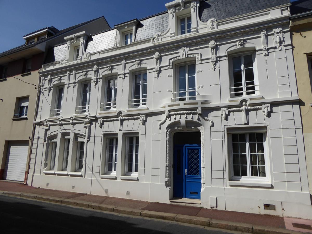 לינה וארוחת בוקר A La Maison Blanche *